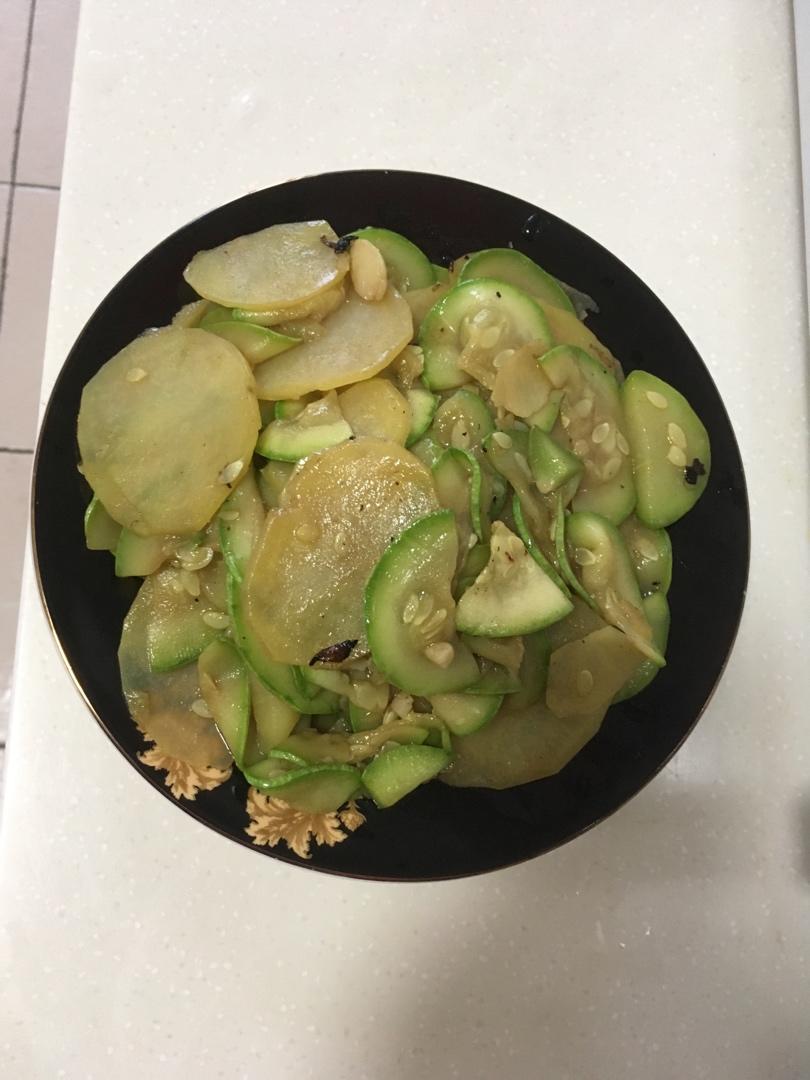 土豆西葫芦炒白菜