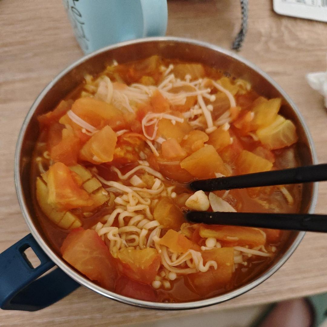 番茄金针菇肥牛(汤浓入味、酸甜适宜)