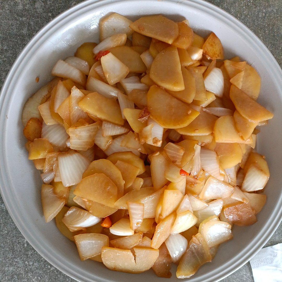 今日菜谱：土豆炒洋葱