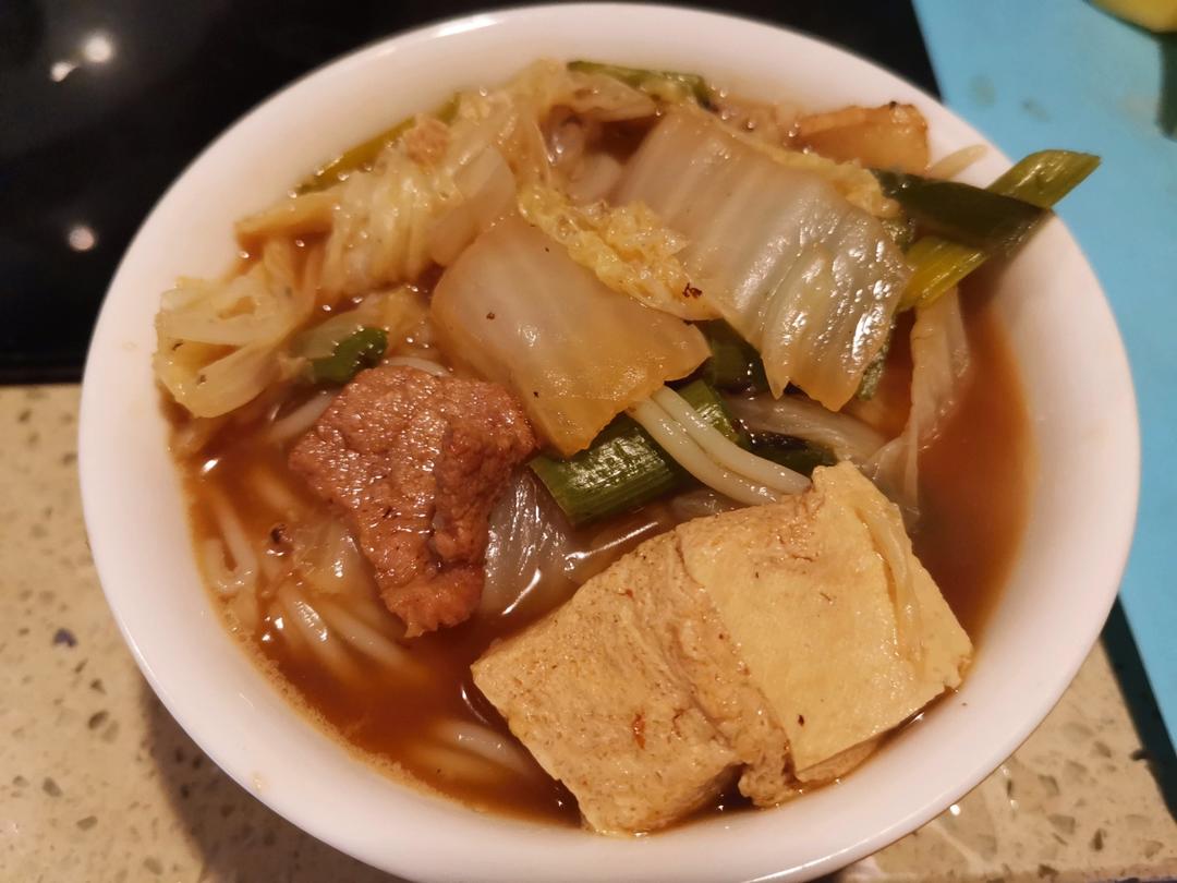 家常白菜炖粉条加豆腐泡
