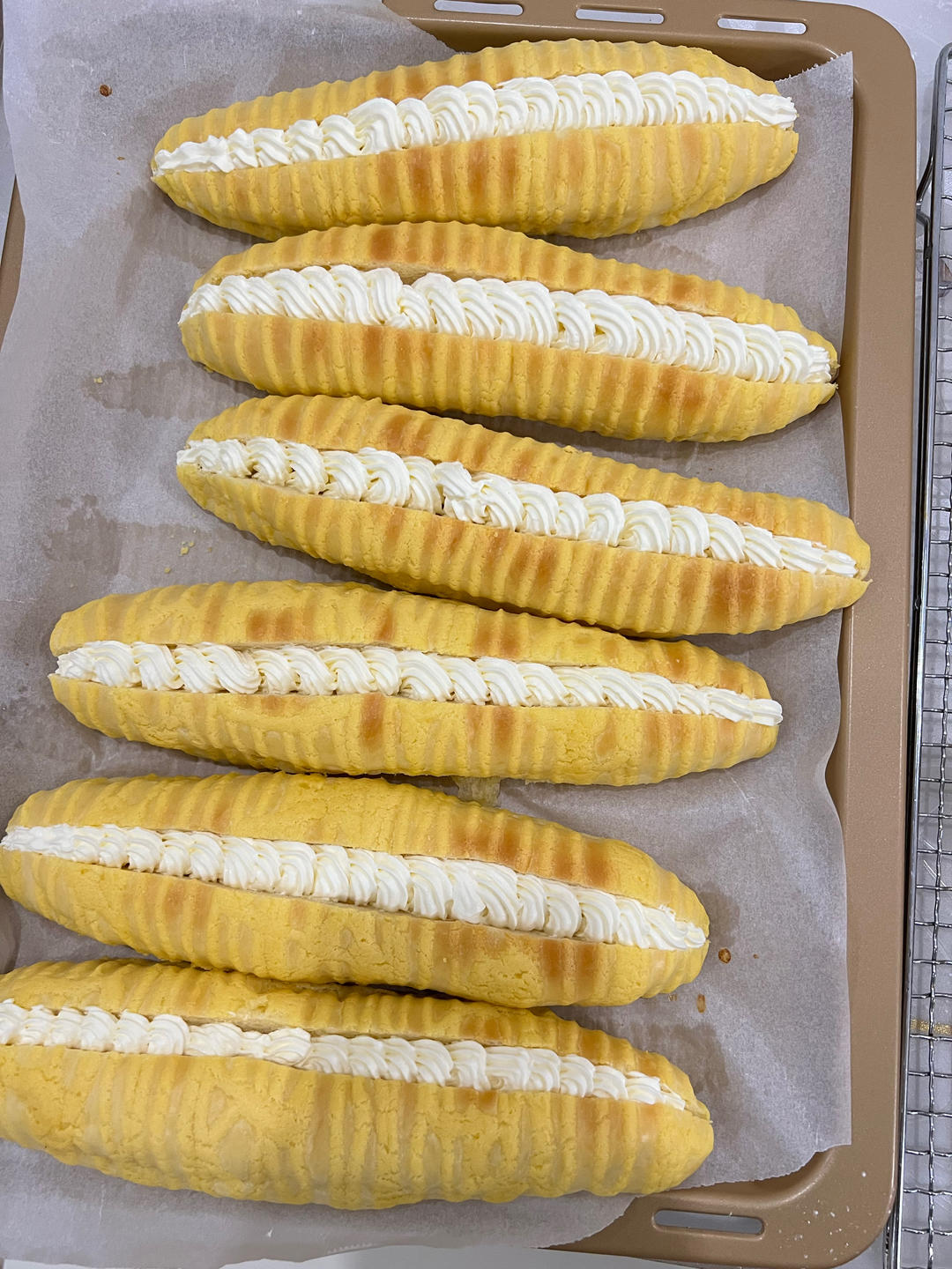 鲜奶油毛毛虫面包