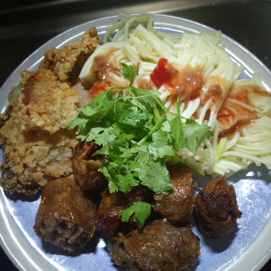 默鱼_rnbe做的漳州卤面的灵魂搭配-五香卷 五香卷是闽南地区的特色