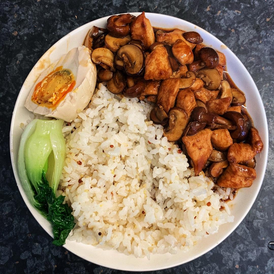 鸡肉菌菇盖浇饭