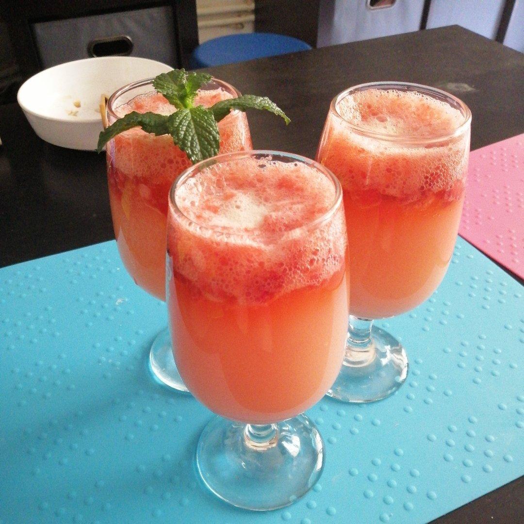 网红饮品～草莓雪碧养乐多