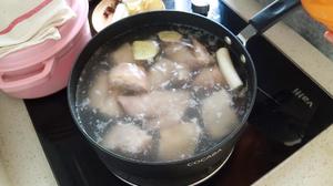 寒冷冬天大满足的：热乎乎的糯糯猪手煲的做法 步骤1
