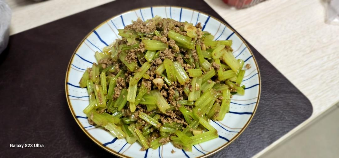 米饭杀手｜芹菜粒炒牛肉末