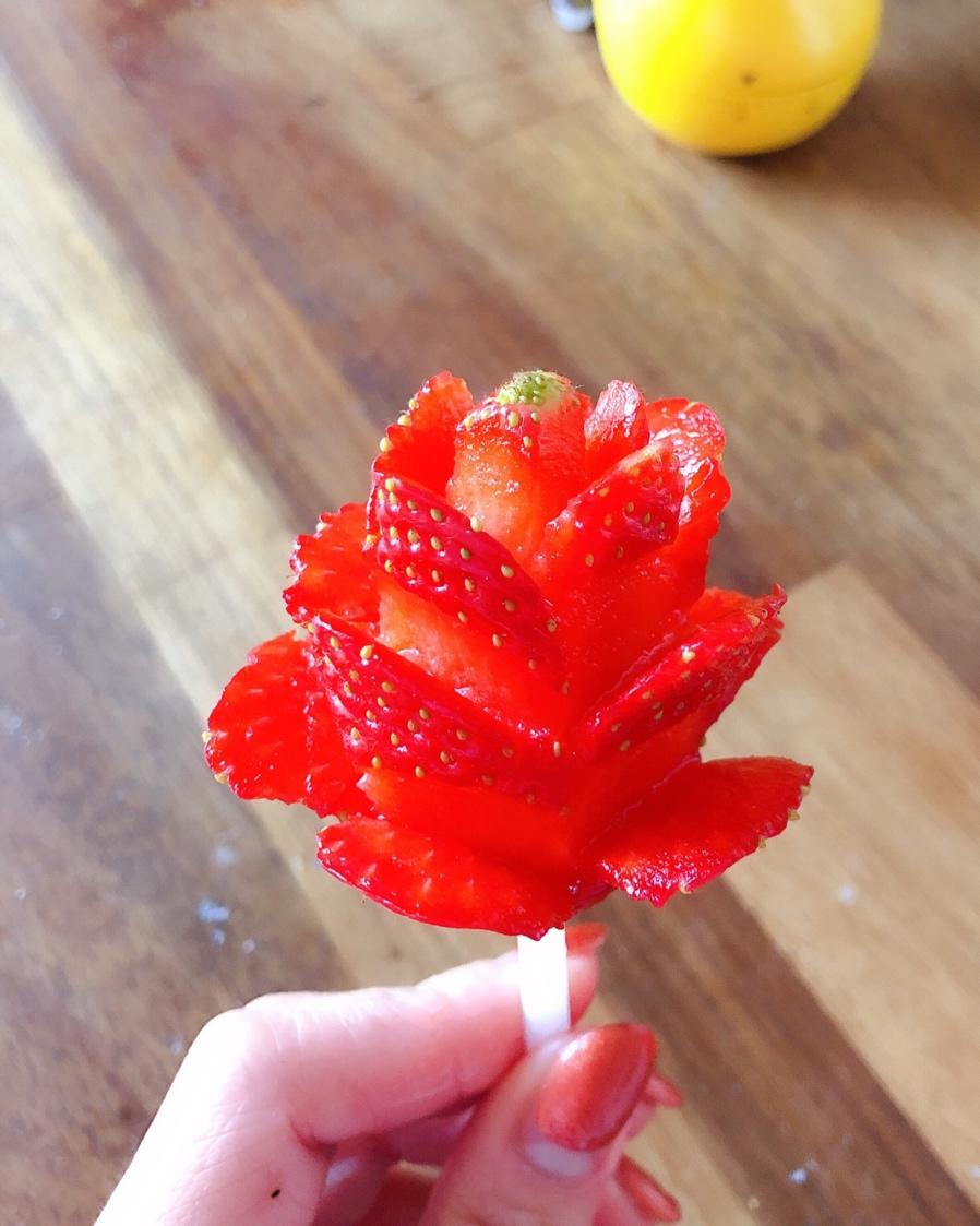 草莓玫瑰花——让草莓一分钟变玫瑰
