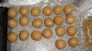 广式月饼——蛋黄莲蓉月饼的做法 步骤5