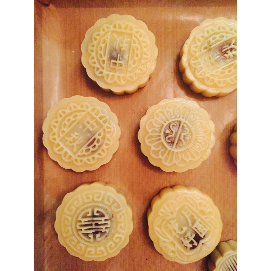 广式月饼－－蛋黄豆沙月饼