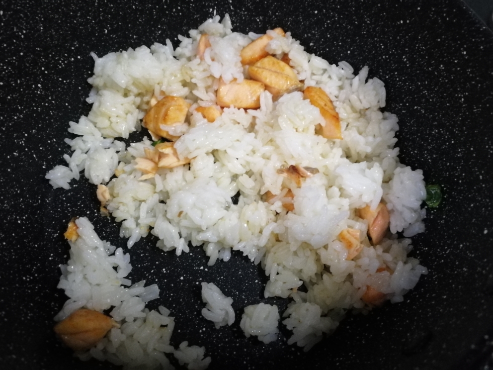 一人食:三文鱼菜饭的做法 步骤3