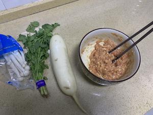 降燥养生的白萝卜丸子汤的做法 步骤1