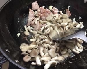 平菇炒肉的做法 步骤2
