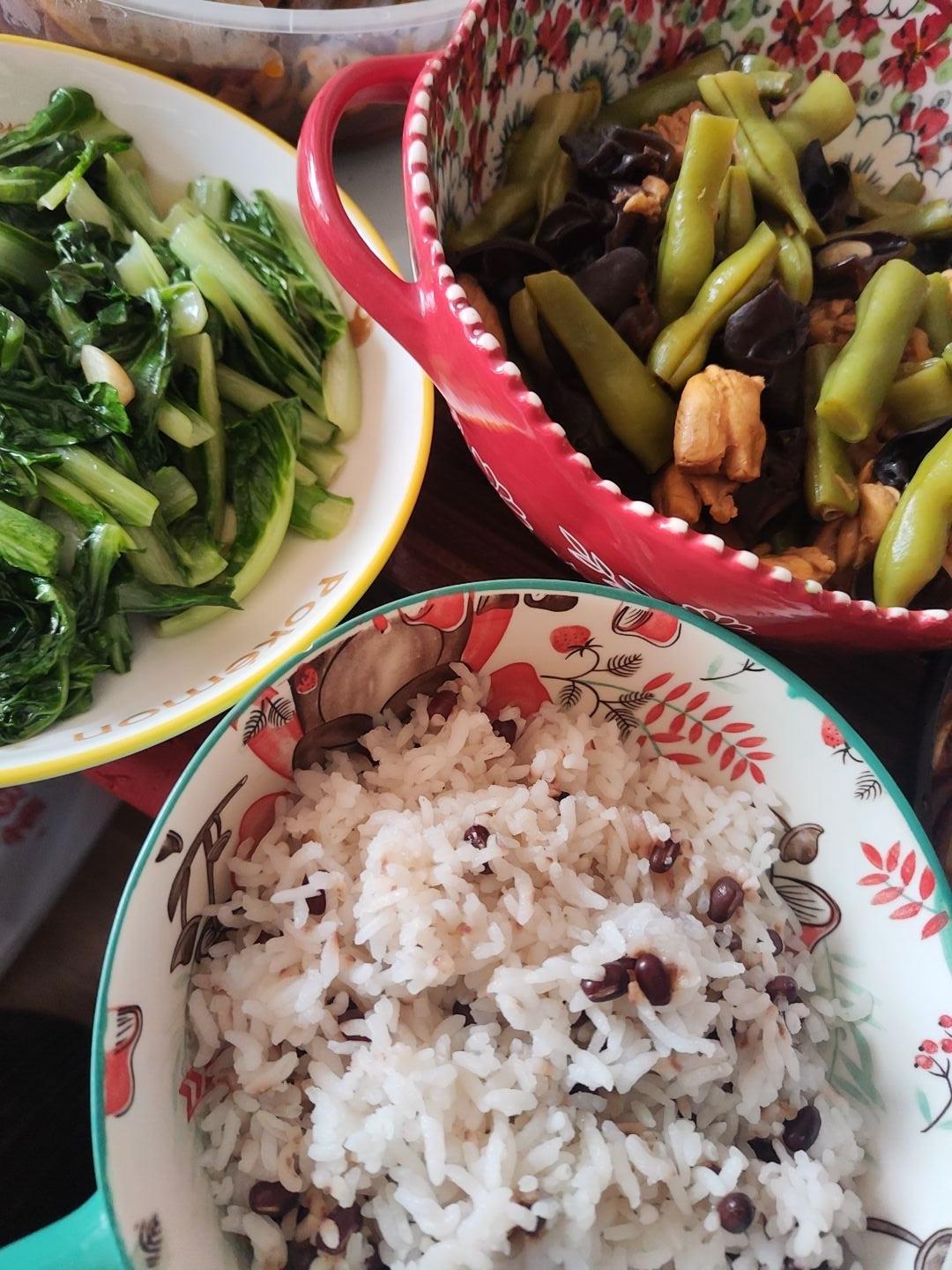 四季豆木耳炖鸡腿+红豆饭