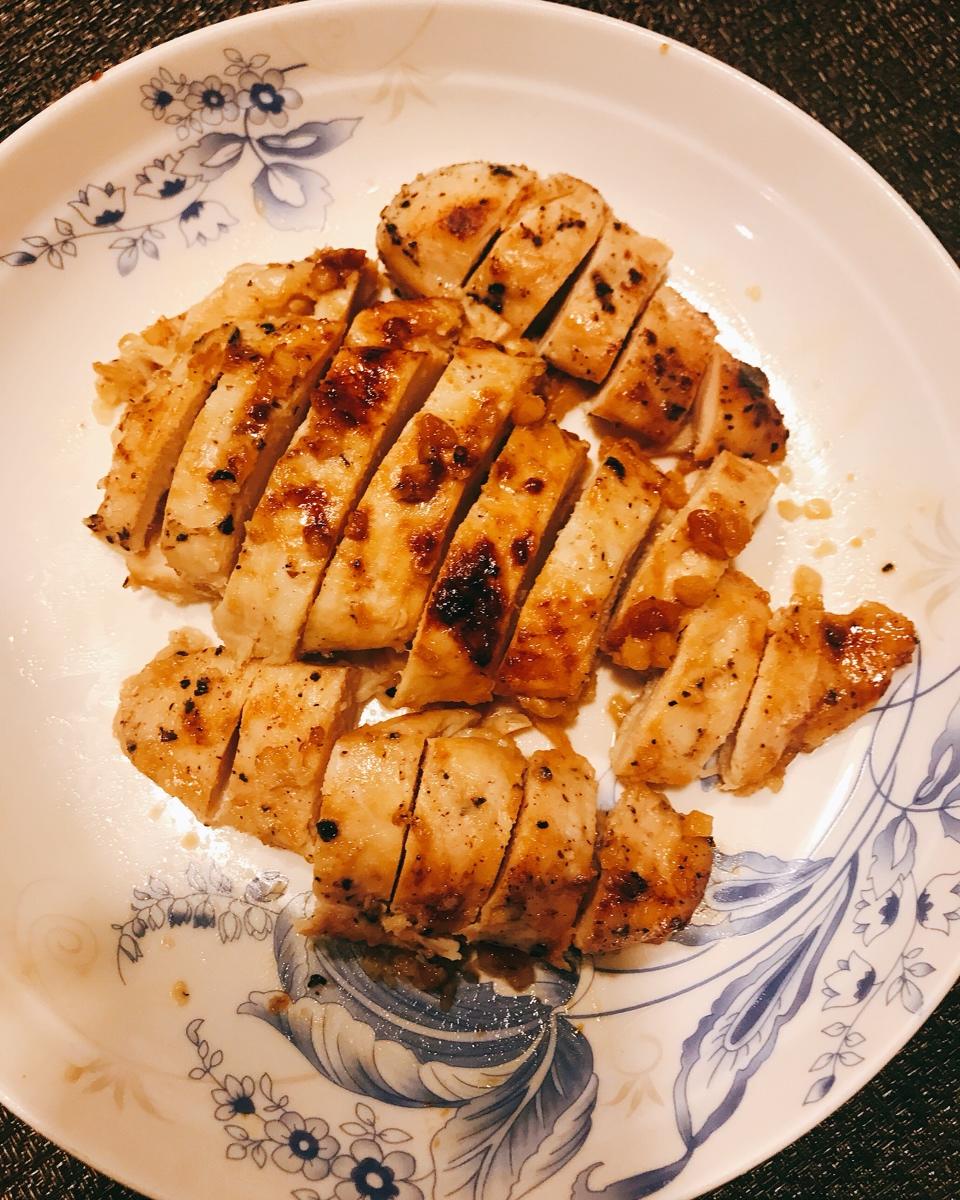 酷炫屌炸天好吃的煎鸡胸肉（香蒜蜂蜜煎鸡胸肉）