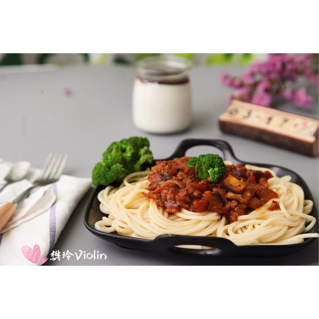 蕃茄蘑菇肉酱意大利面