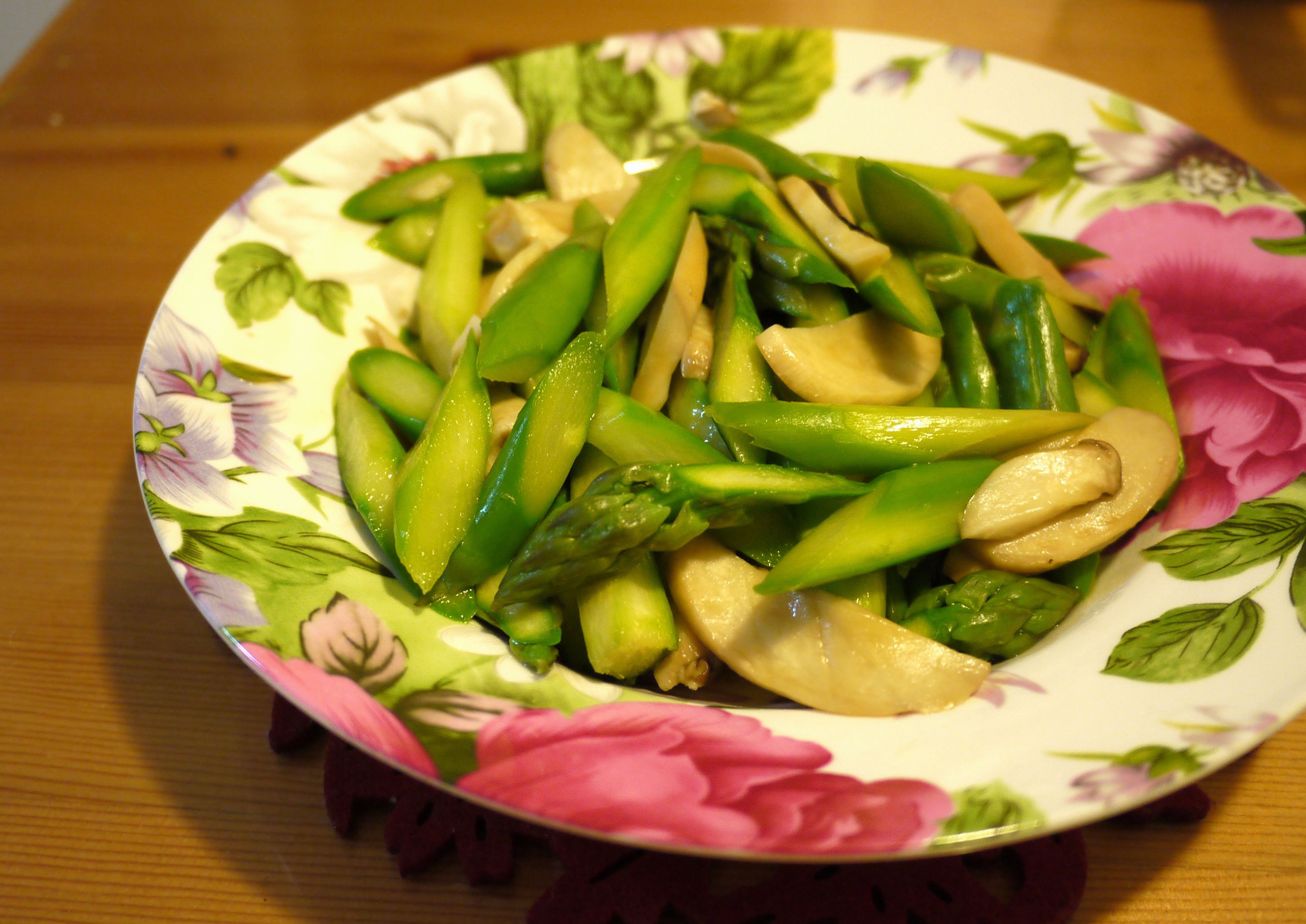 芦笋炒蘑菇