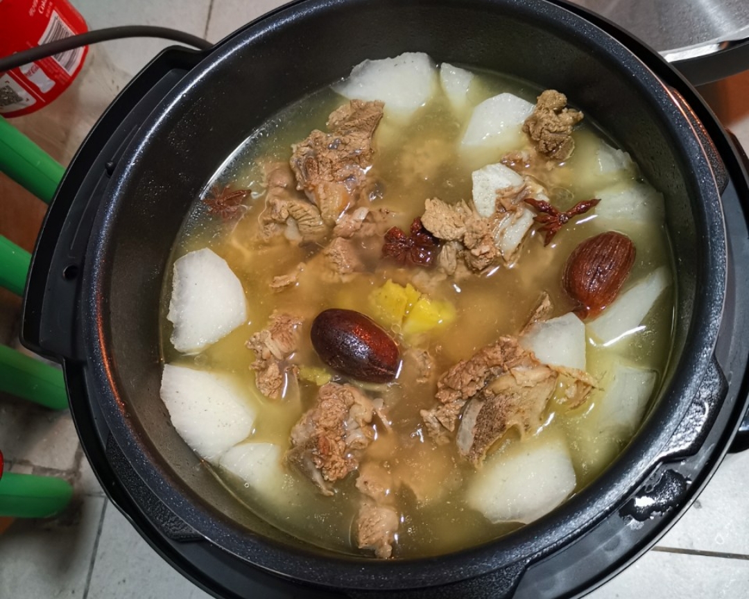 电饭锅版萝卜排骨汤的做法