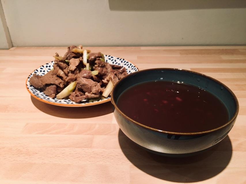 红枣红豆薏仁牛奶粥