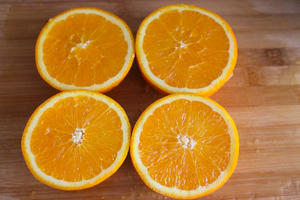 鲜榨橙汁（惠人原汁机）的做法 步骤1