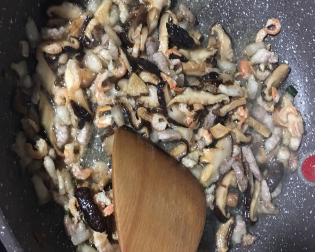 野生香菇鲜茨实焖排骨的做法 步骤5