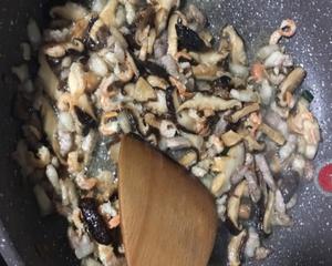 野生香菇鲜茨实焖排骨的做法 步骤5