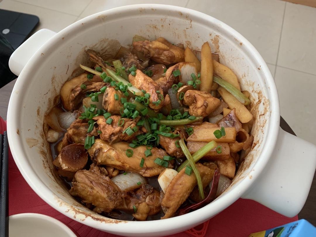一鸡两吃的广东鸡煲