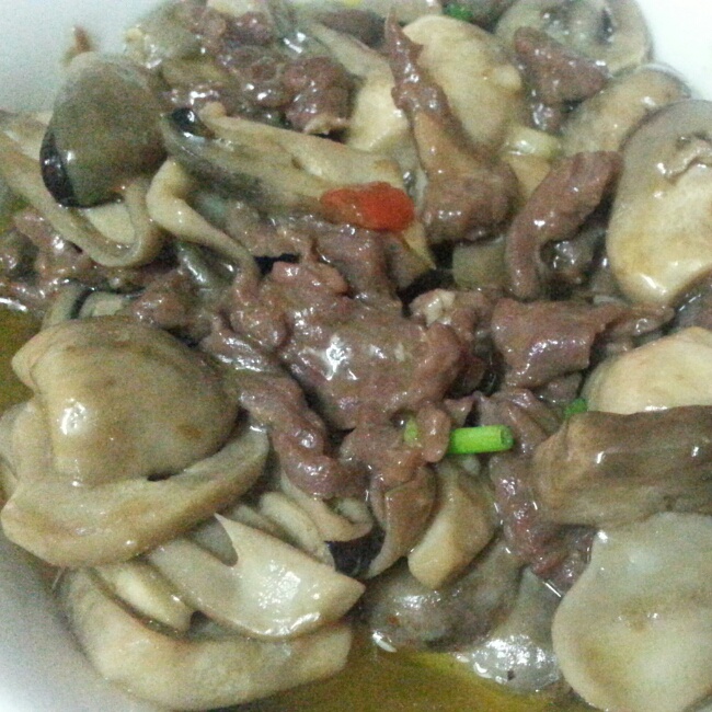 蚝油草菇滑炒牛肉