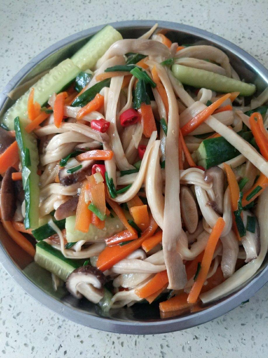 可以吃一整个夏天的黄瓜拌豆皮