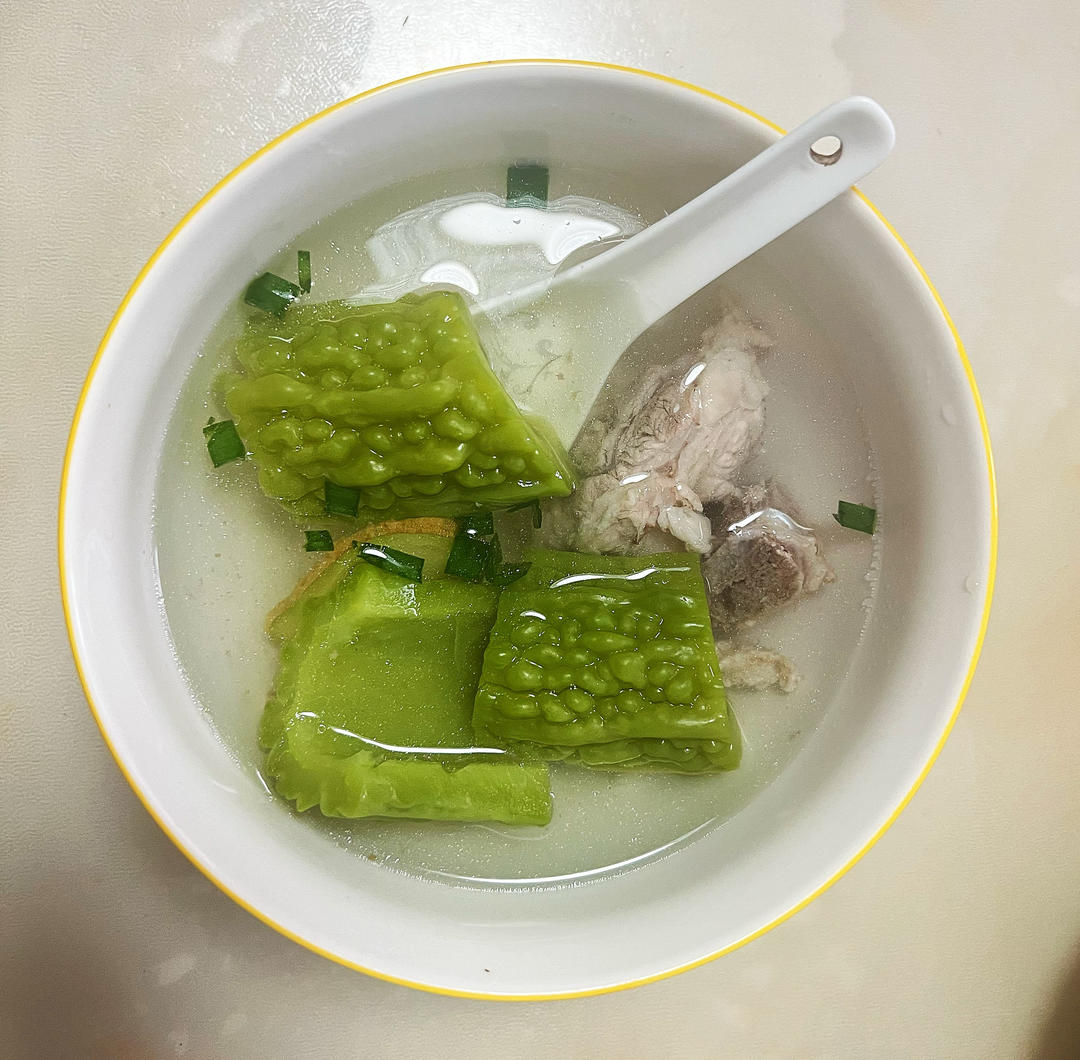 厨师长教你：“苦瓜排骨汤”的家常做法，清淡营养，清热祛暑
