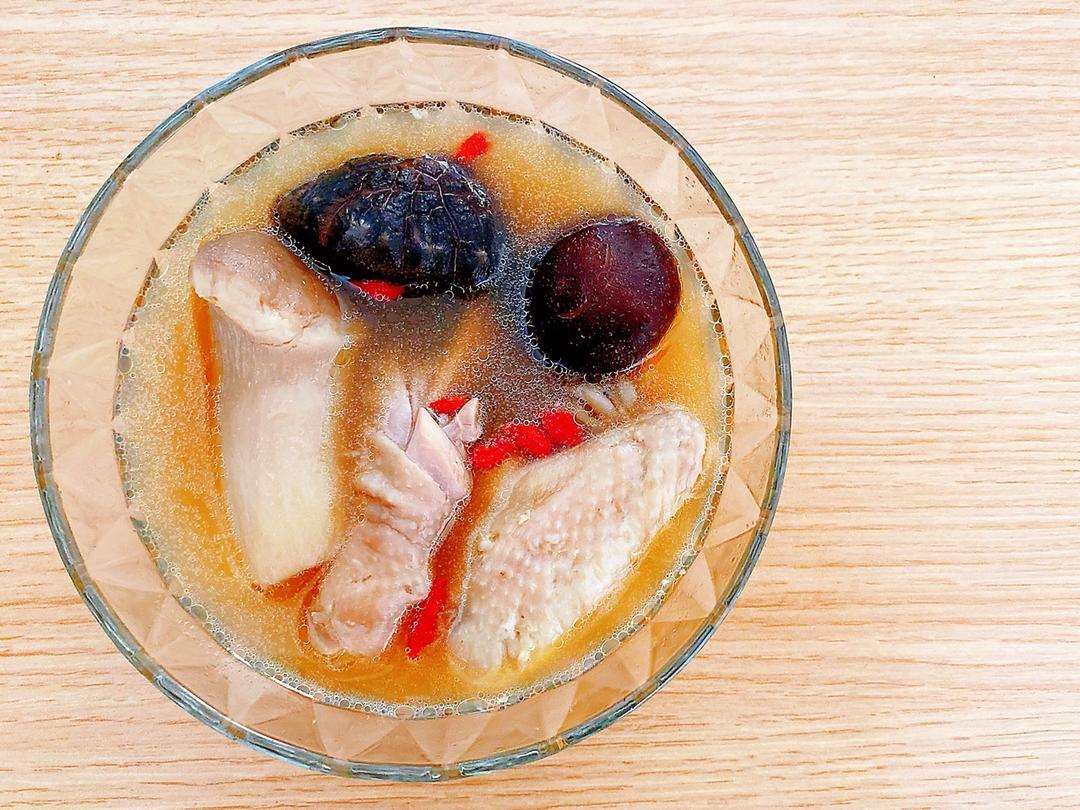 菌菇炖鸡汤