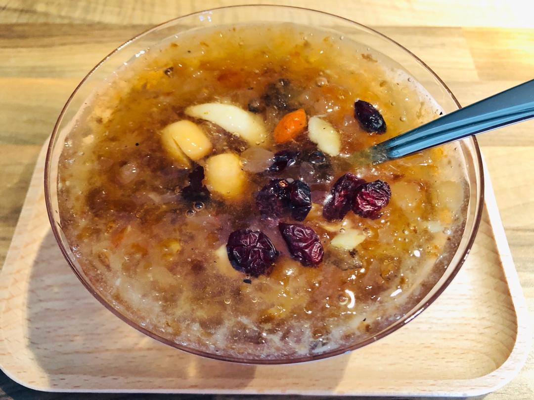 美容润肤 益气补血《桃胶皂角米百合银耳红枣羹》