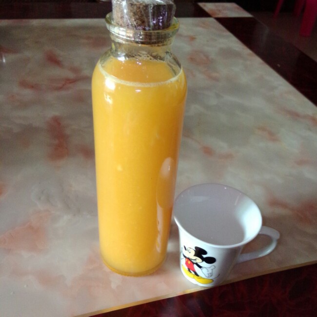 鲜榨的橙汁就是好喝,外面的真的就是偷工减料啊,我六个橙子才榨了这一
