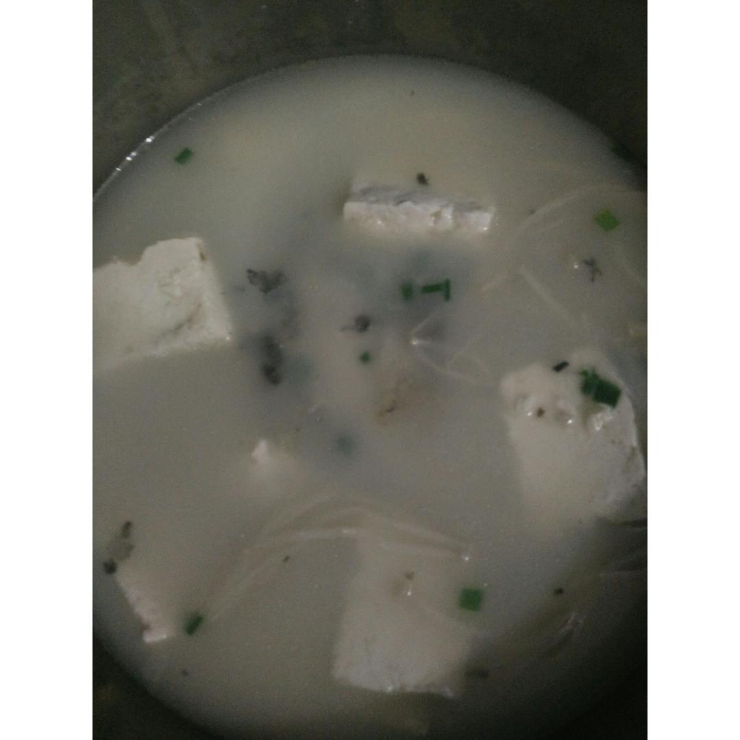 鲜菌奶白鲫鱼汤