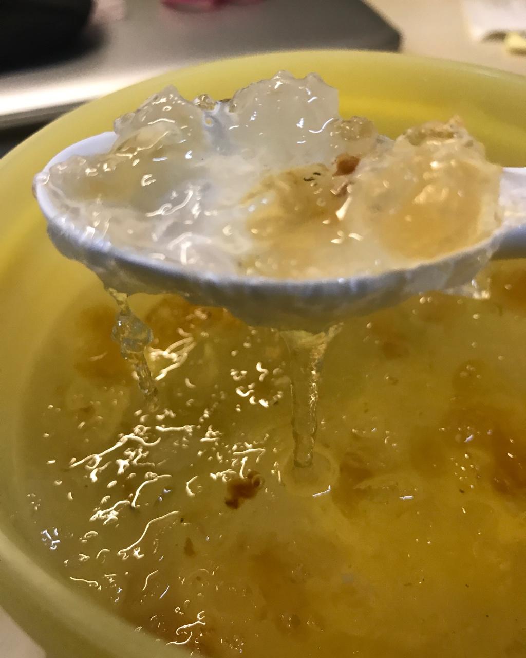 美容润肤 益气补血《桃胶皂角米百合银耳红枣羹》