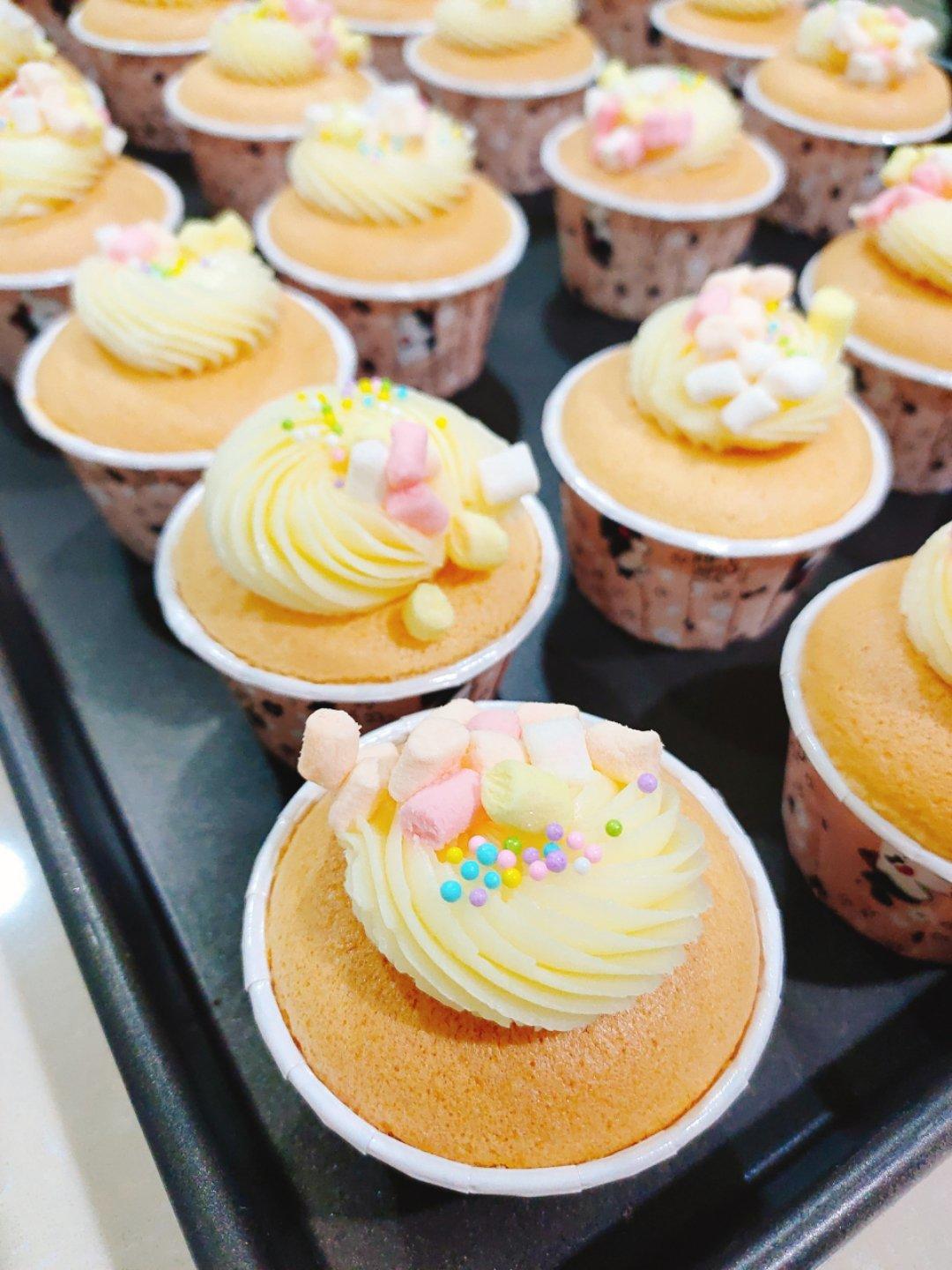 奶油糖霜戚风杯子蛋糕