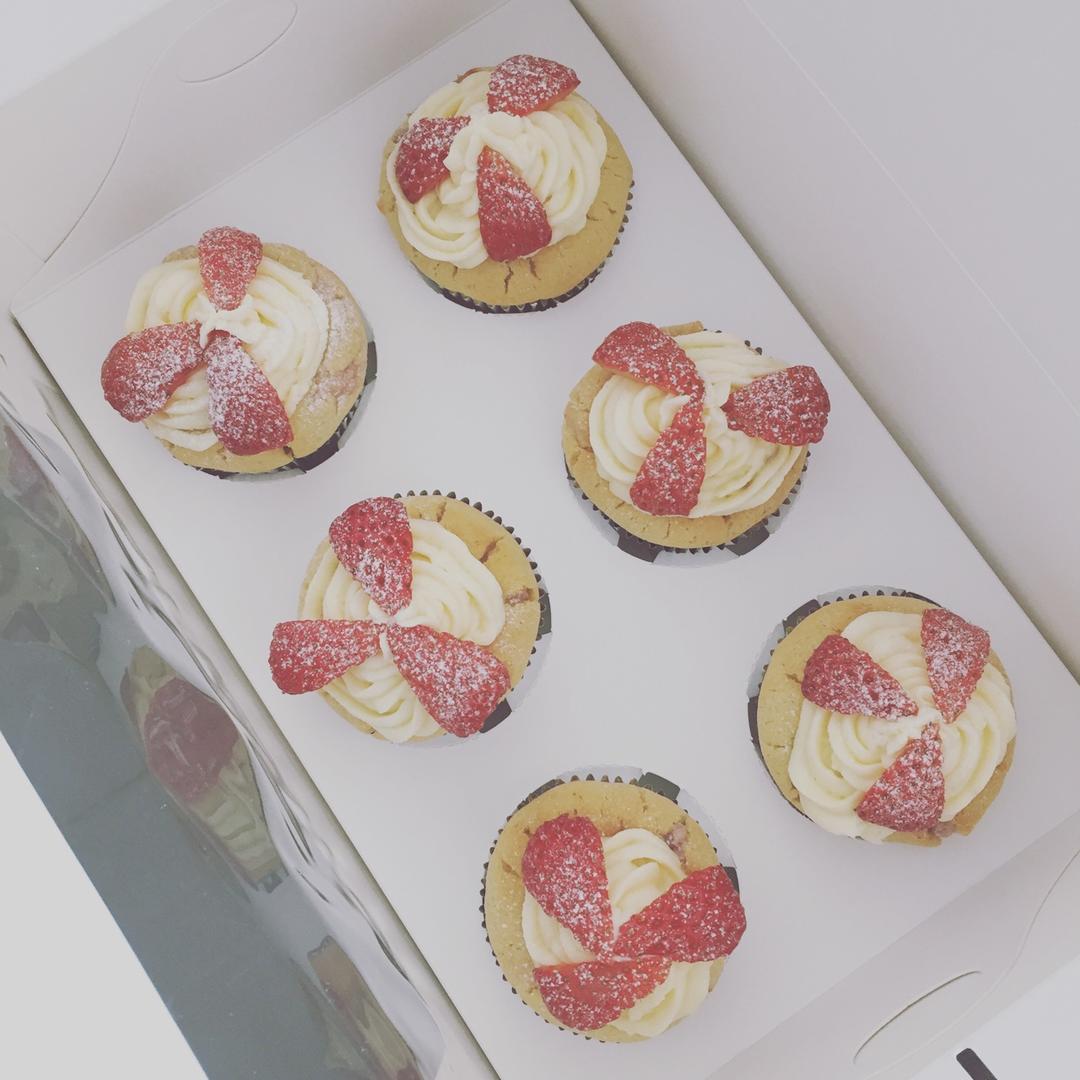 草莓三重奏杯子蛋糕