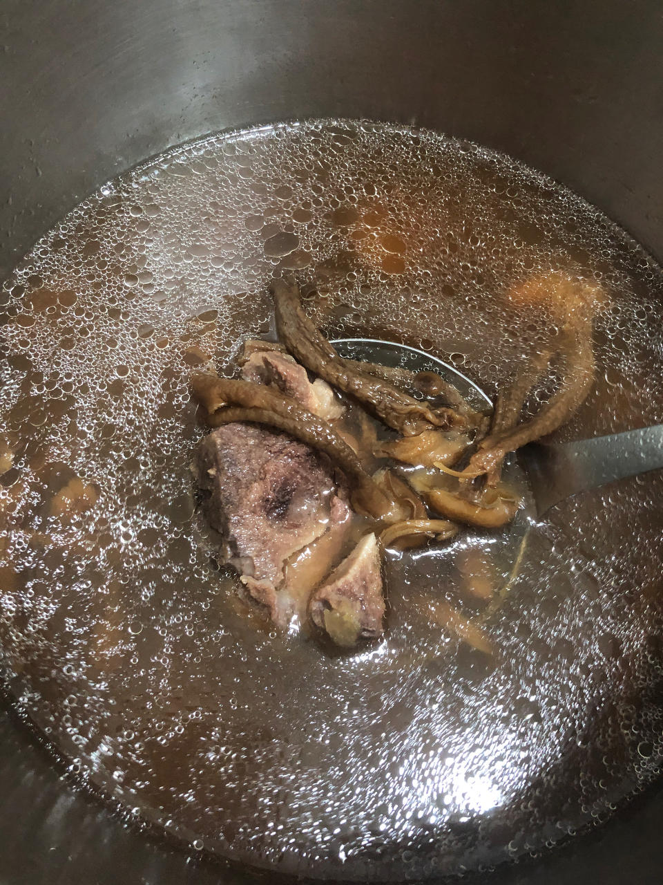 广东靓汤/周末靓汤/无法抗拒的鹿茸菇炖骨头汤/就喜欢菌类的香味