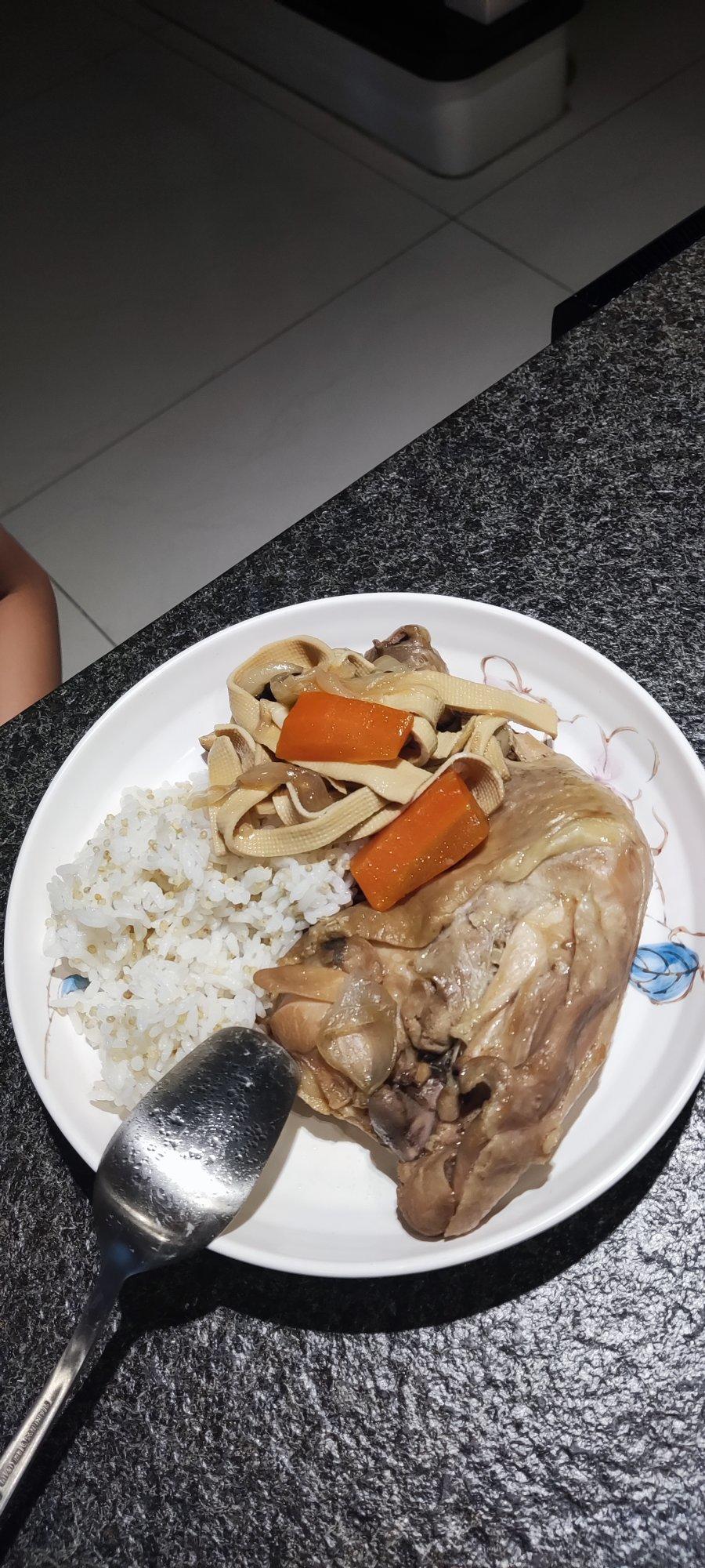 洋葱焖鸡腿「电饭锅快手菜」