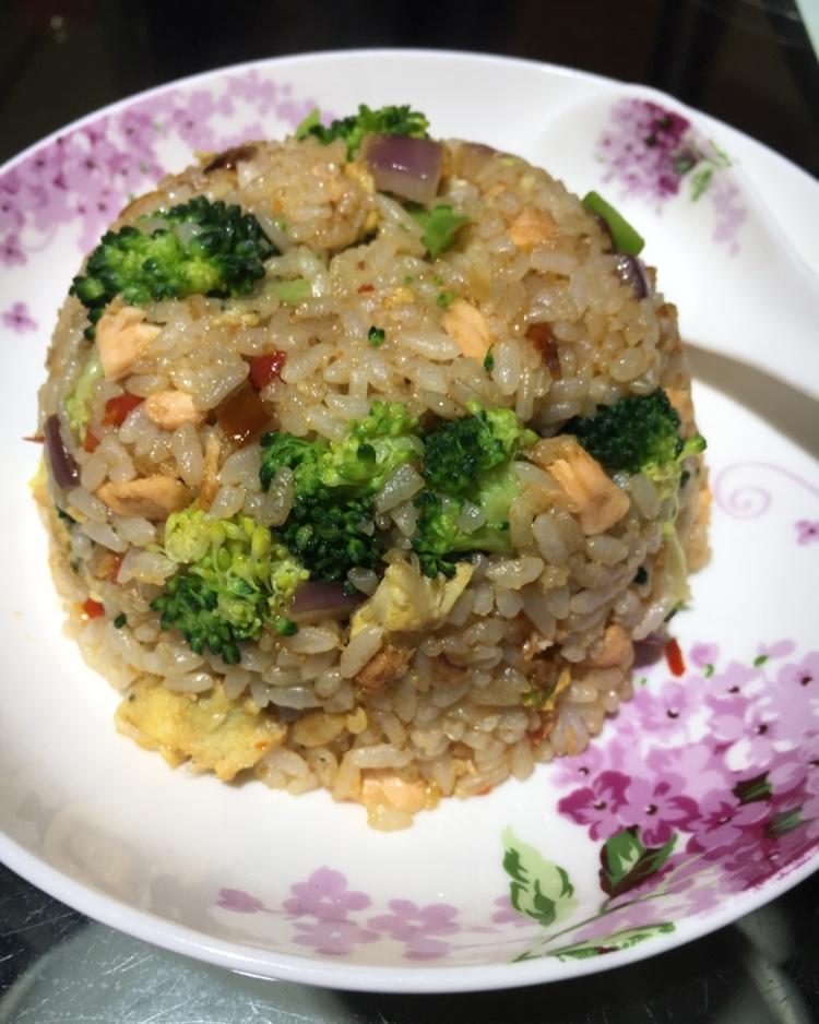 蒜香黄油三文鱼炒饭