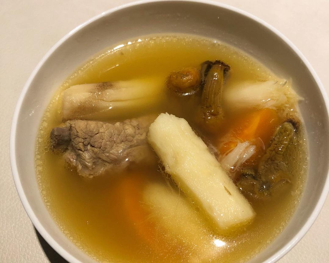 淮山红萝卜姬松茸排骨汤的做法