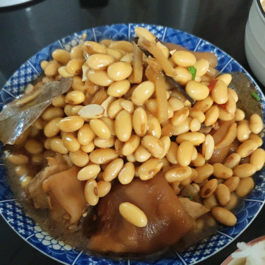 流口水的黄豆炖猪蹄