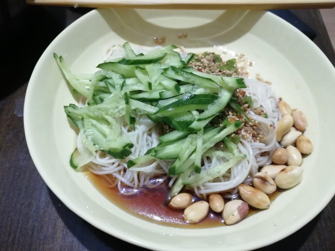 超简单的酸辣凉拌面