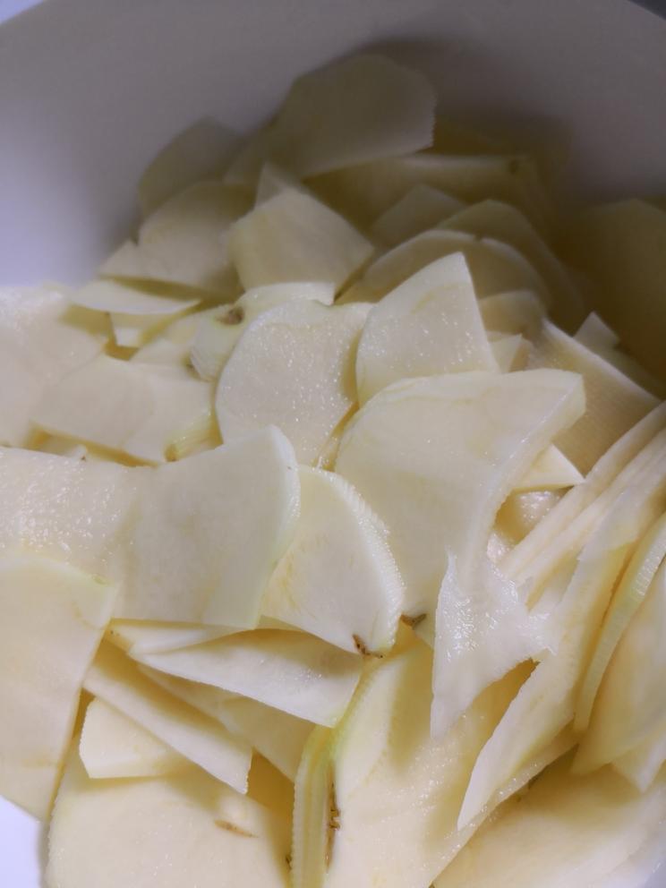 土豆切片胡萝卜切片,青椒切成三角形,香菇切长条青椒土豆片的做法蒜1