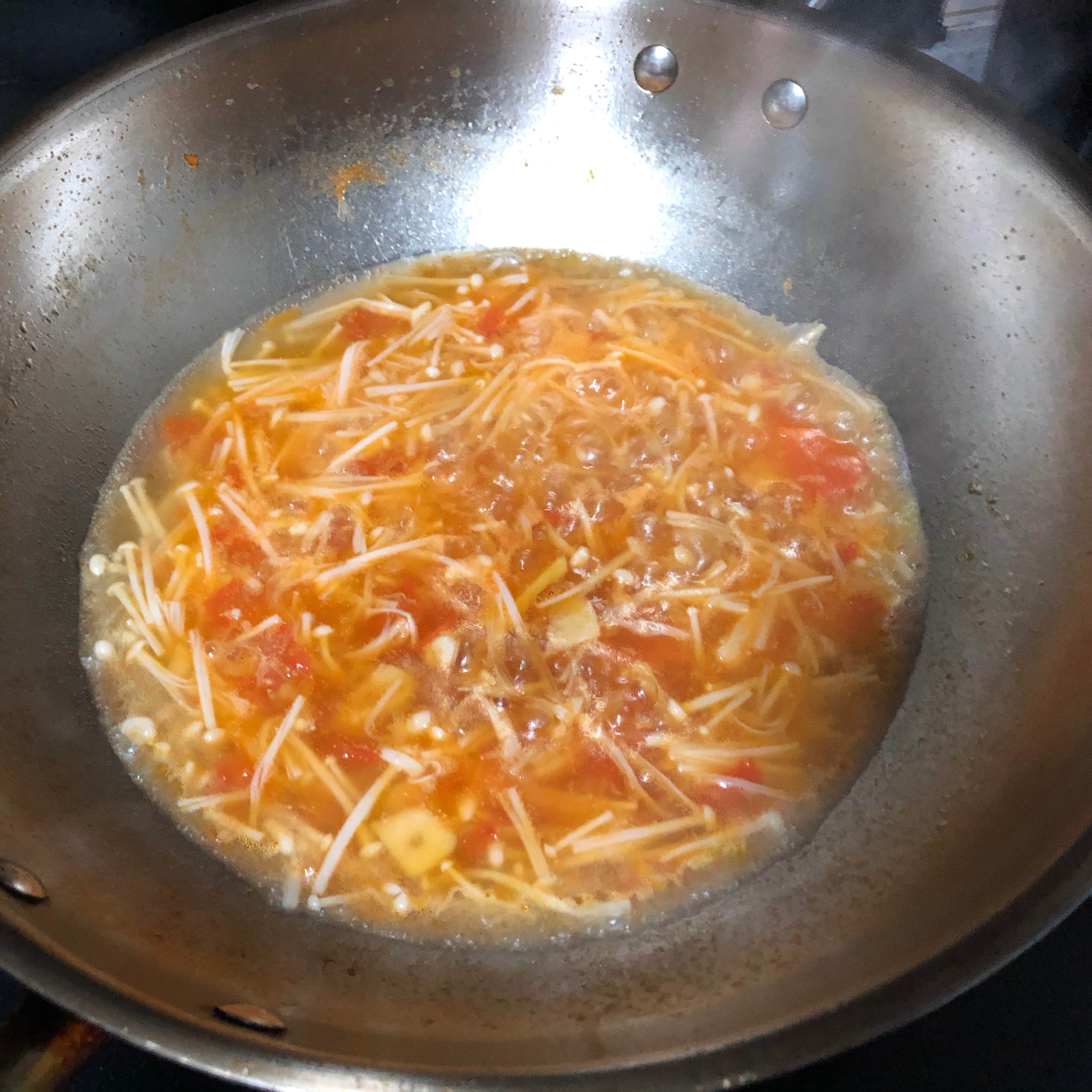 【喝汤减脂2】超超超快手的金针菇肥牛番茄汤的做法 步骤2