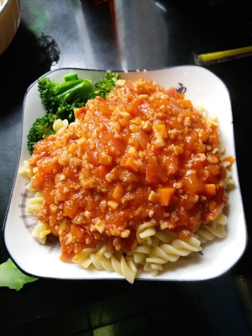 蕃茄蘑菇肉酱意大利面