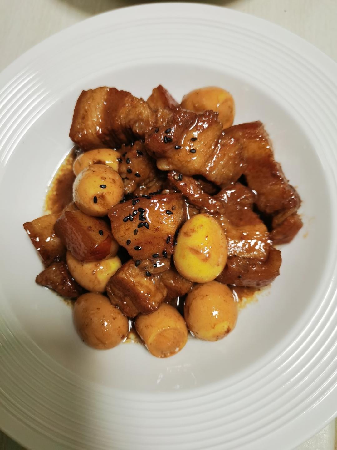 加了鹌鹑蛋后，这盘红烧肉，美味的逆天啦——鹌鹑蛋烧肉（孔瑶食谱）