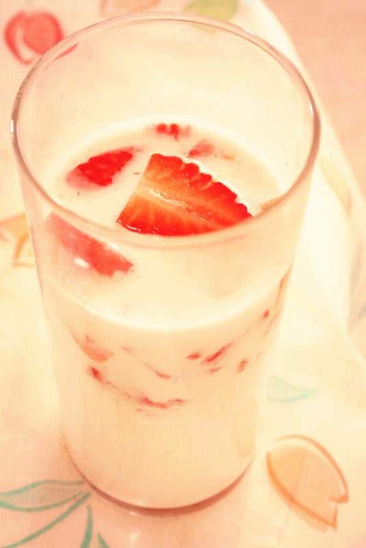 西兰花国的厨娘cami做的草莓真果粒(草莓牛奶)