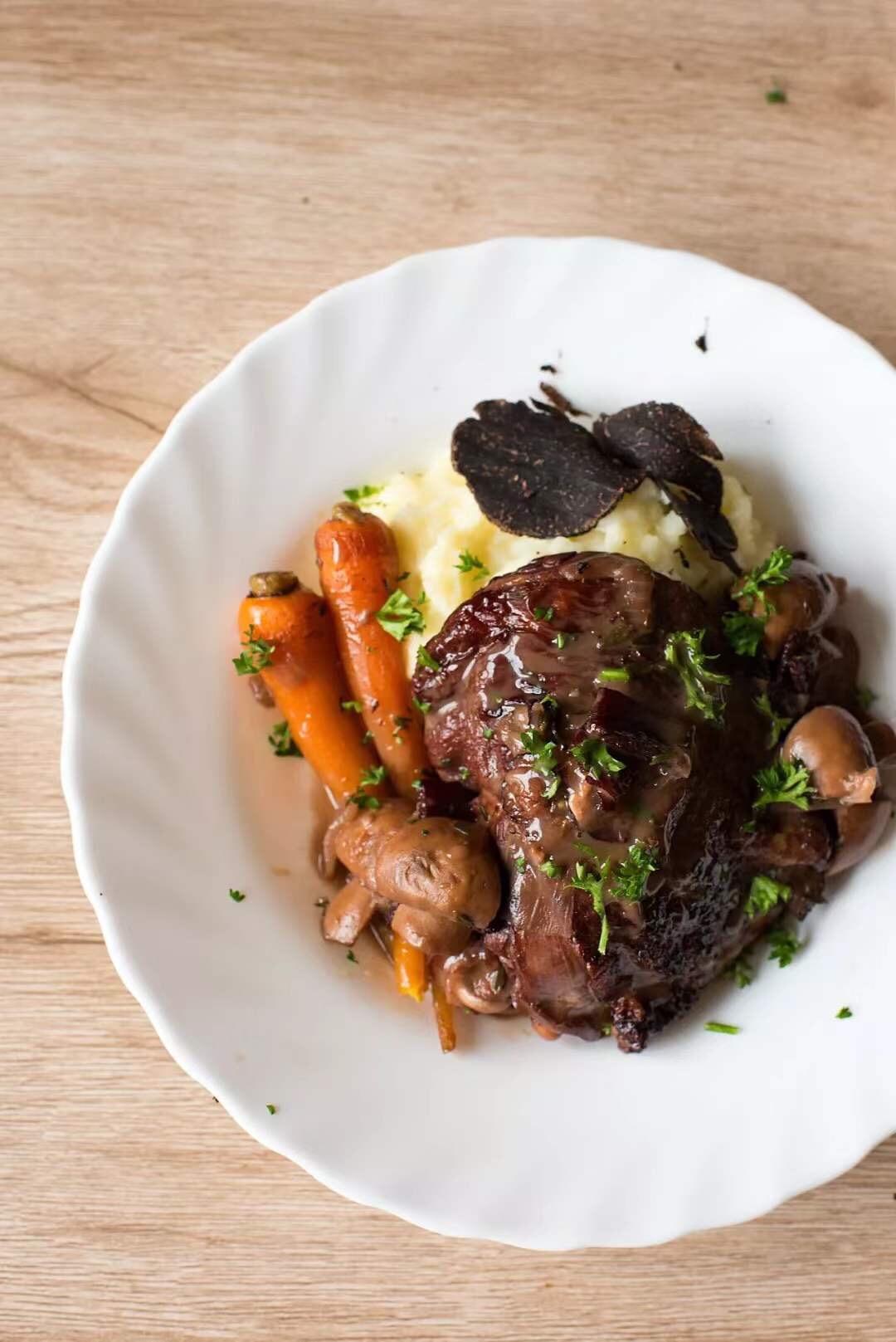 红酒烩鸡的做法