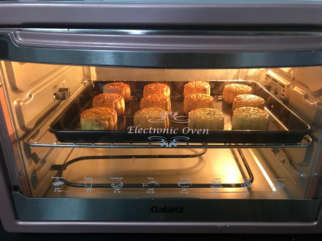 广式月饼－－蛋黄豆沙月饼