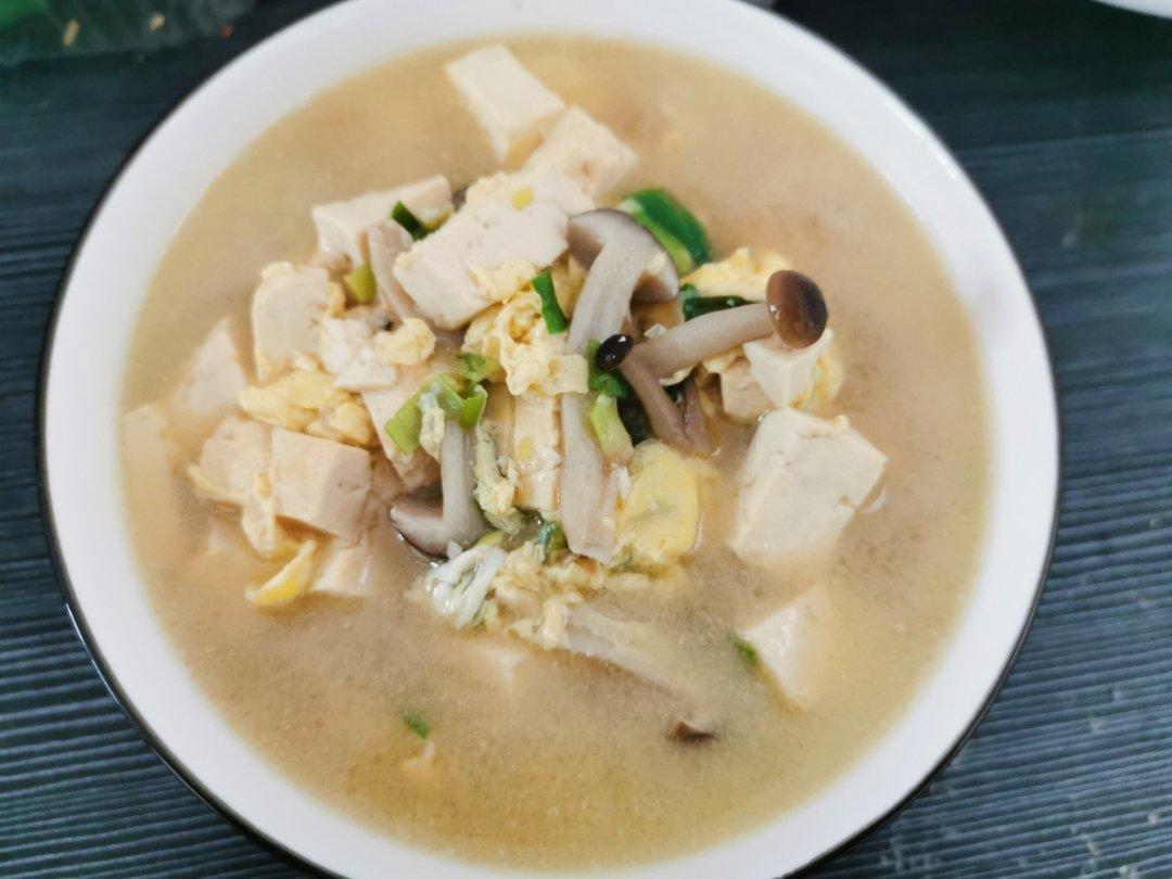 蟹味菇豆腐汤